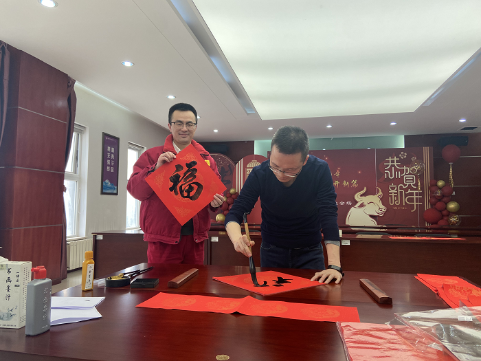 延安分公司开展“笔墨凝书香 万福送职工”.png