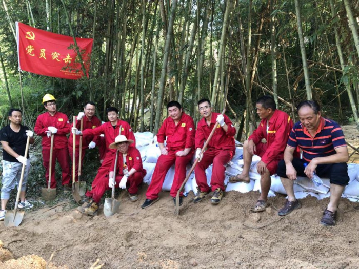 汉中分公司团支部：让党旗在防汛抢险一线4.jpg