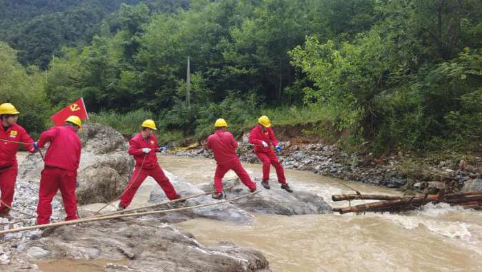 雨不停 人不懈 让党旗高高飘扬在防汛一线3.jpg