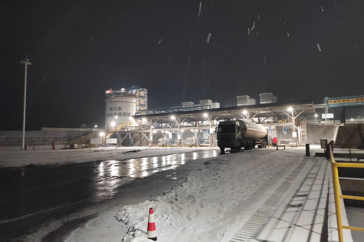 LNG站雪夜卸液_副本.jpg