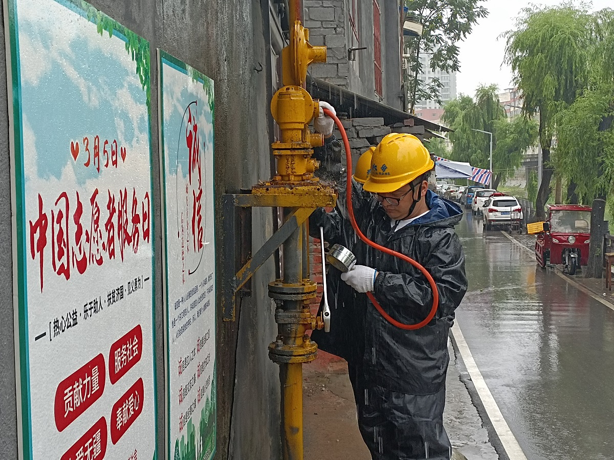 应急抢险队员在雨天对燃气设备设施进行检修，避免发生燃气故障，保障居民安全平稳用气。.jpg