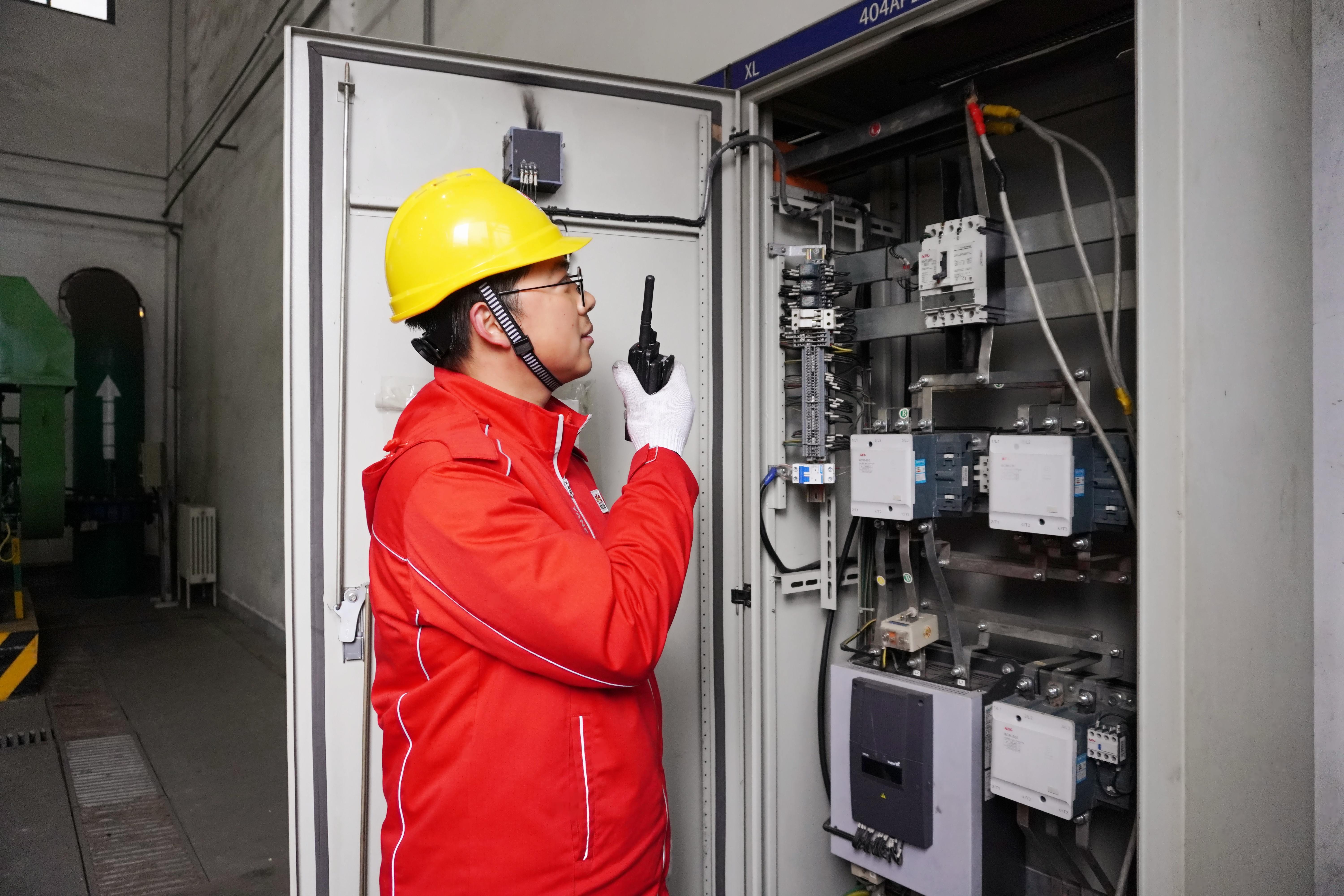 電氣班人員檢查配電柜_副本_副本.jpg