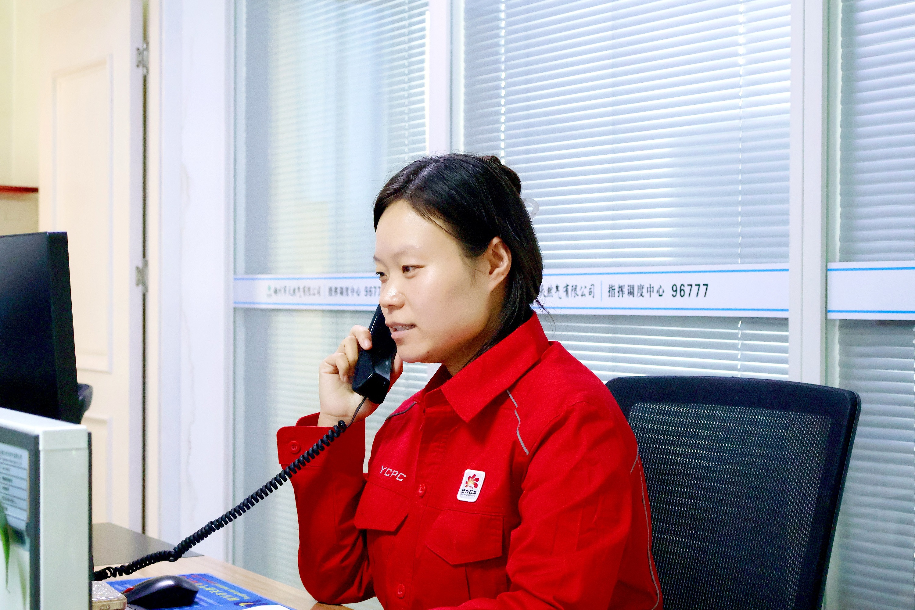 6.銅川天然氣公司市場(chǎng)開發(fā)部張菲在“96777”熱線室接聽用戶來(lái)電，為用戶解決用氣問(wèn)題.jpg