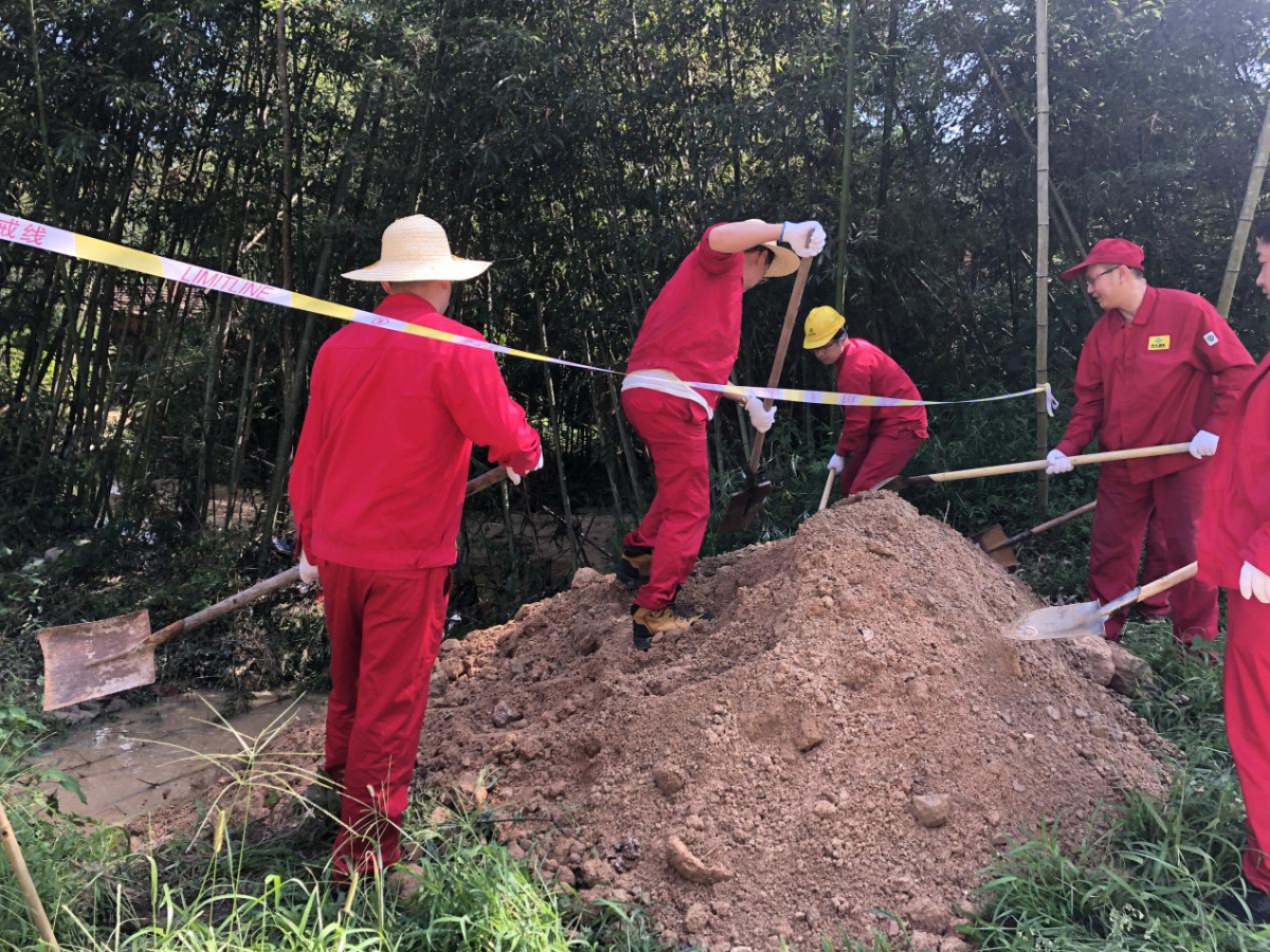 漢中分公司黨支部：讓黨旗在防汛搶險一線.jpg