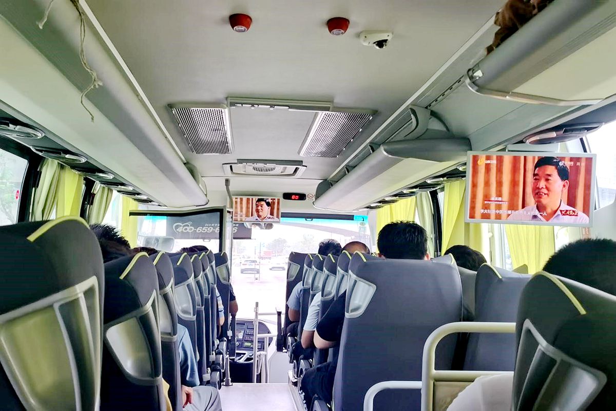 班車上的黨史移動課堂1_副本.jpg