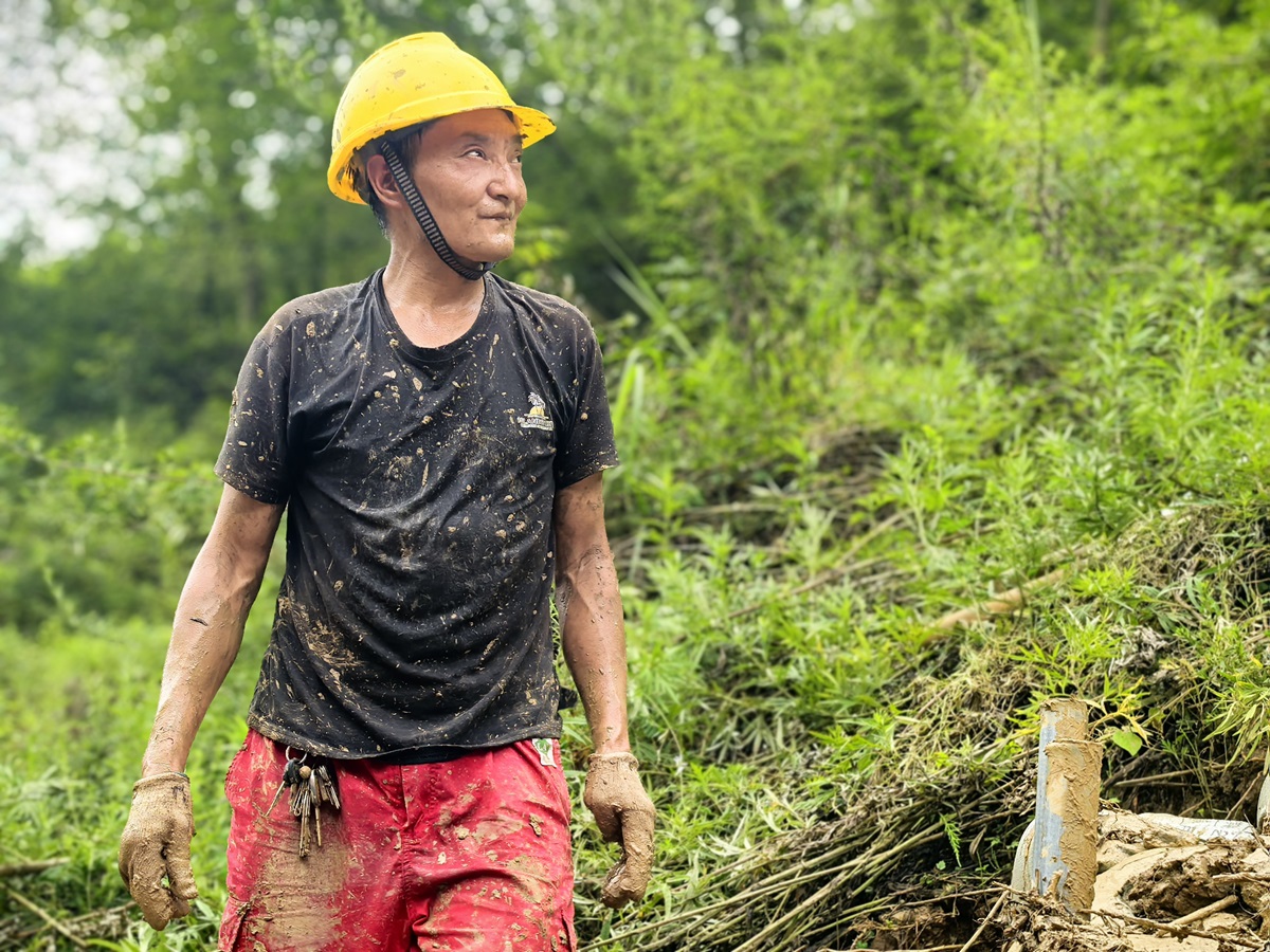 最情怀-老当益壮  罗  俊  巡线路上的满身泥泞，笑容坚定.jpg