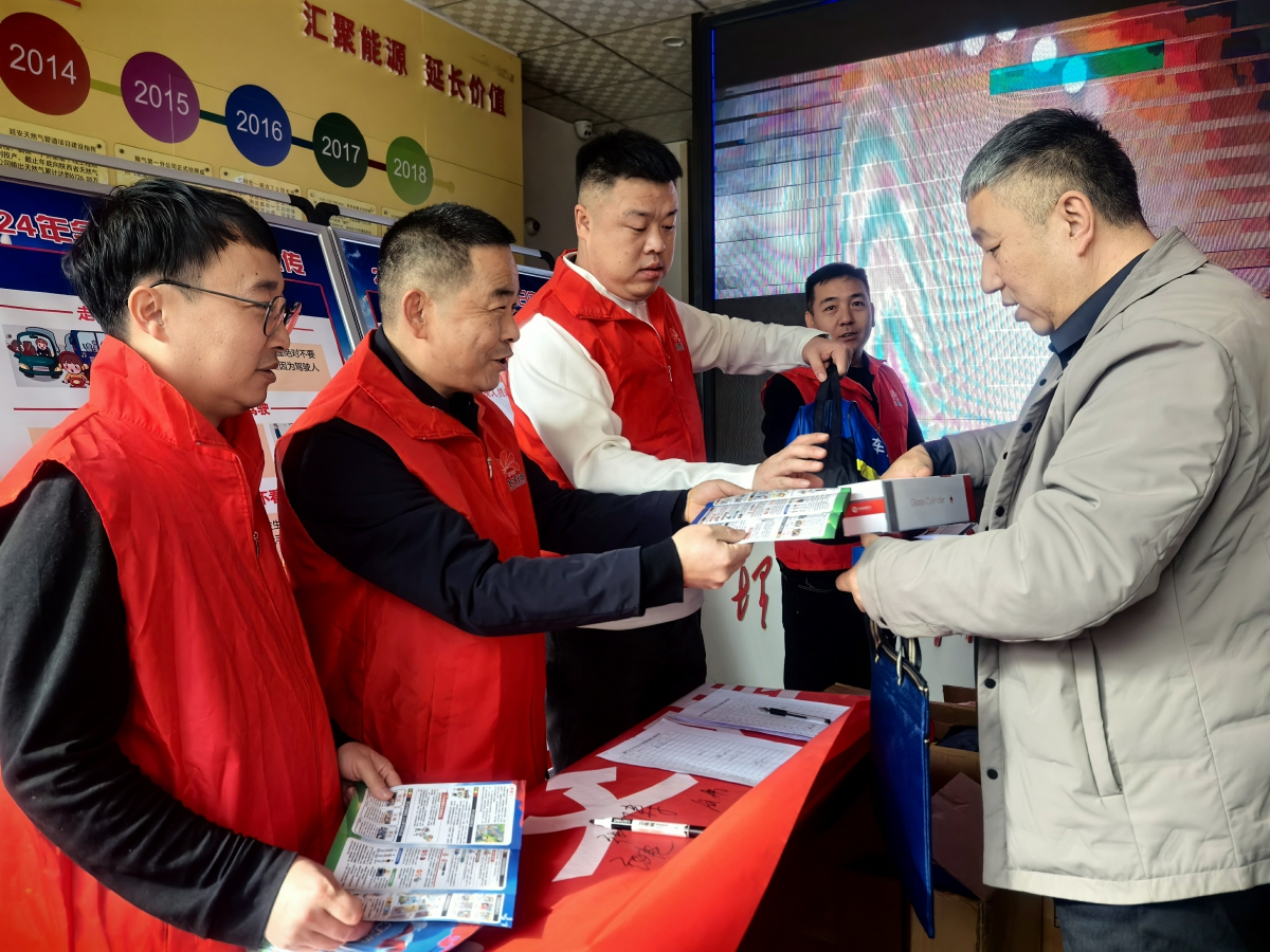 志愿者宣傳交通安全知識.jpg