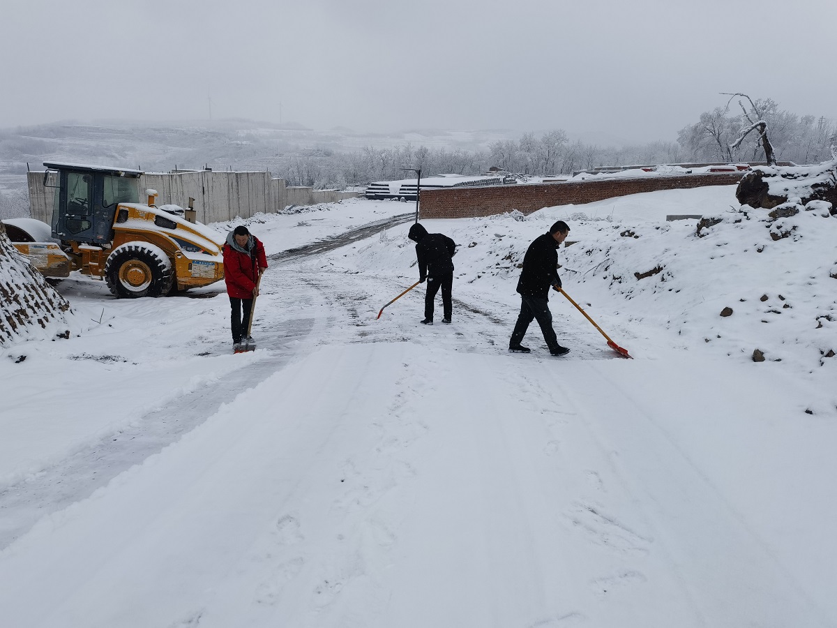 先行人员在陡坡路段铲冰除雪，为运输车保驾护航.jpg