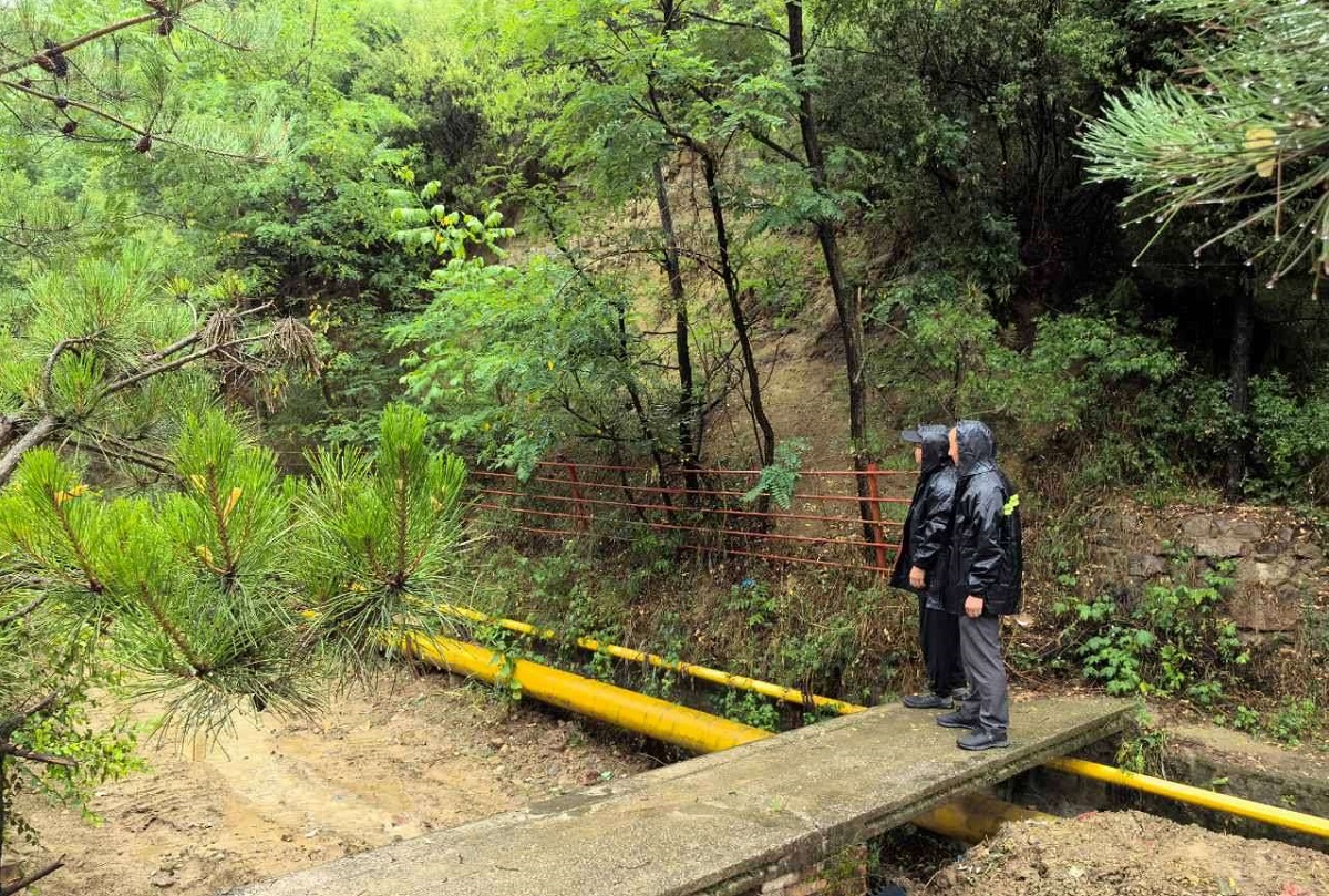 巡檢員雨天對山區(qū)燃氣管線進行重點檢查，確保管道輸氣安全。.jpg