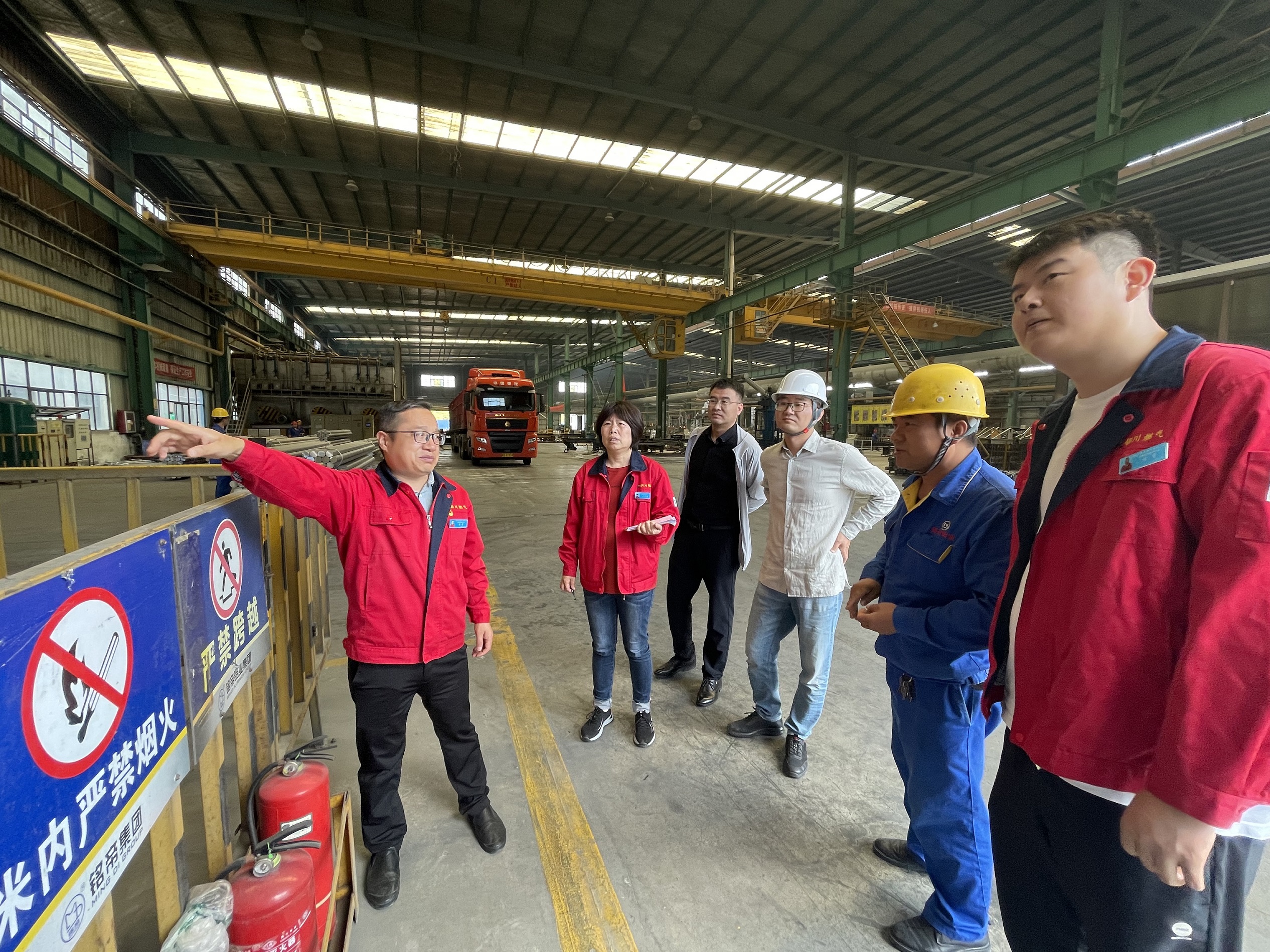 5.工作人員在工業(yè)企業(yè)開展用氣需求調研和安全檢查 2m.jpg