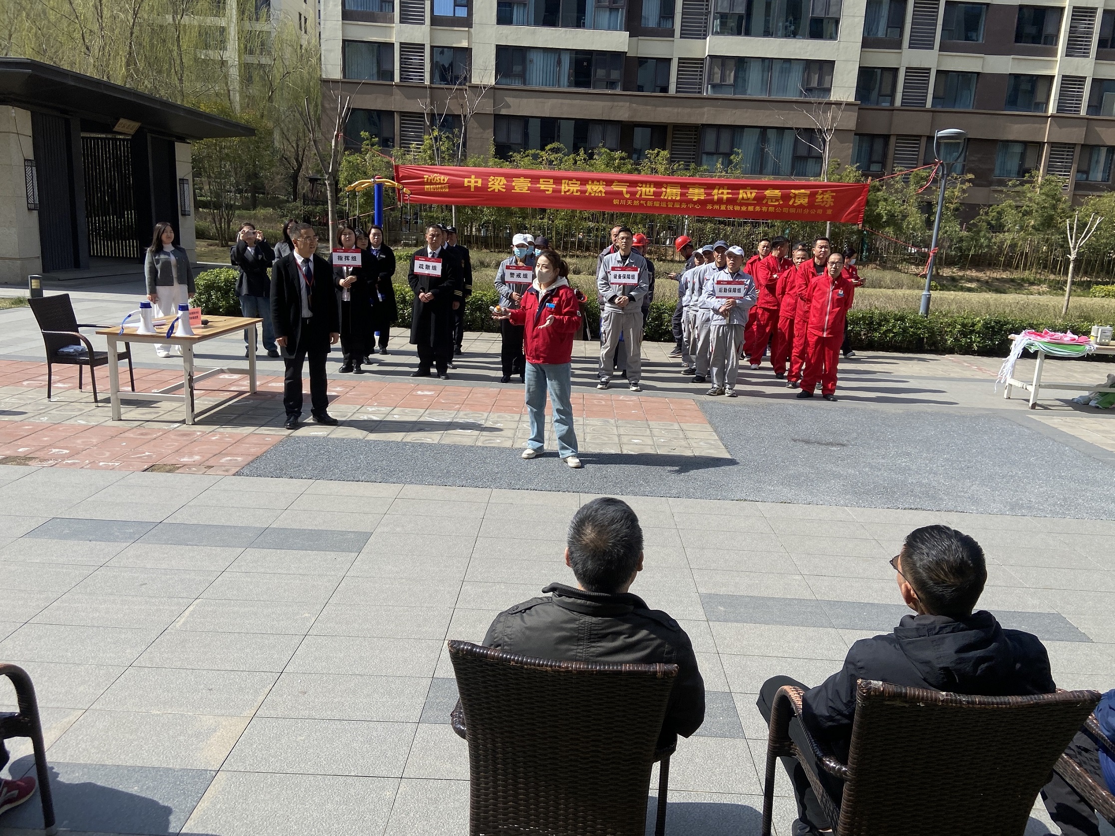 6.工作人員進社區(qū)開展燃氣安全宣傳 2m.jpg