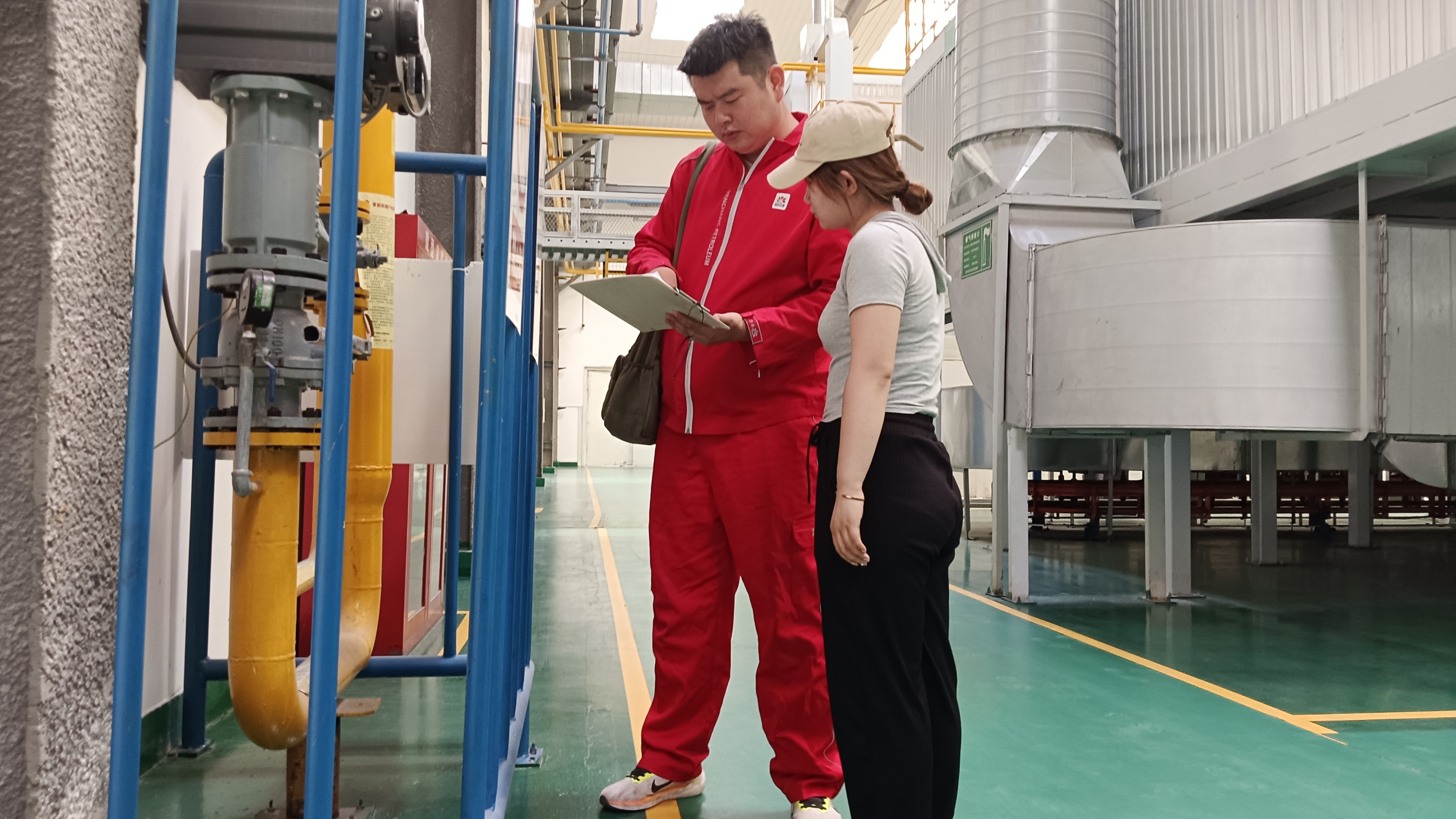 7.工作人員在企業(yè)開展燃氣安全排查并向用戶介紹用氣政策 2m.jpg