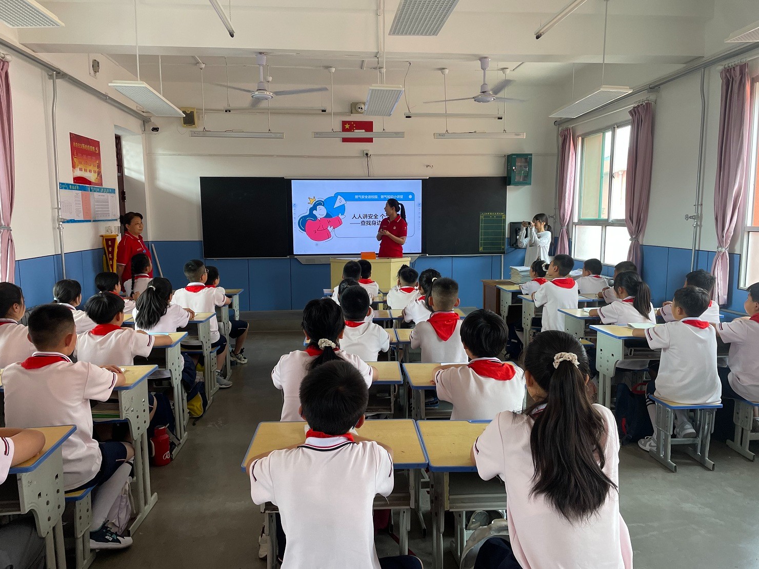 進(jìn)校園宣傳 (1).JPG