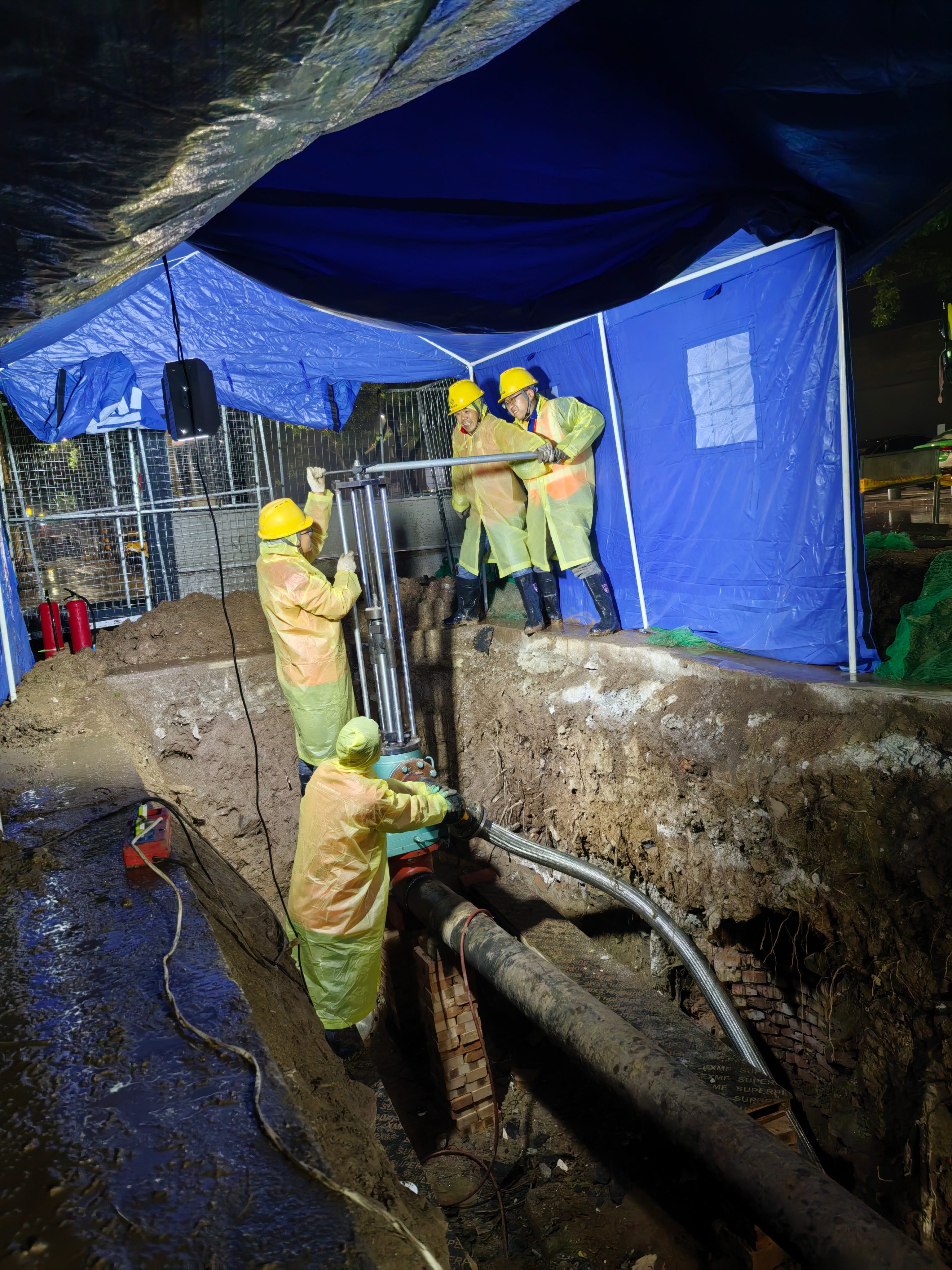 施工人員冒雨進(jìn)行作業(yè)(壓縮).jpg